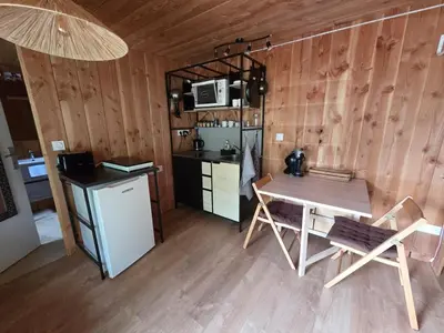 Cuisine ou kitchenette dans l'établissement Studio bois avec terrasse et jardin bassin et océan