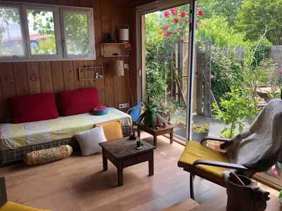 Jardin de l'établissement Deux studios bois terrasse jardin bassin et océan