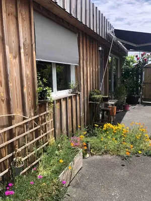 Jardin de l'établissement Deux studios bois terrasse jardin bassin et océan