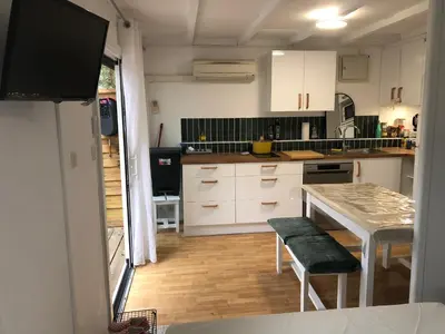 Cuisine ou kitchenette dans l'établissement Cottage refait à neuf en octobre 2025 dans villages vacances Fougeres villages sous les pins pas de draps serviettes dans le logement ménage à vous de le faire obligatoirement