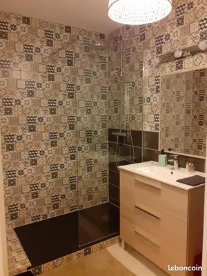 Salle de bains dans l'établissement Le Grand bleu