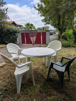 Jardin de l'établissement Détente et calme proche bassin