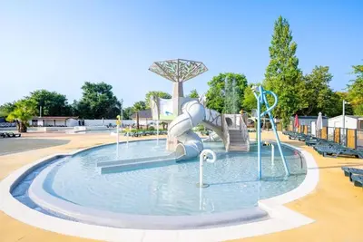 Piscine de l'établissement Mobilhome camping Rivage des Landes ou située à proximité
