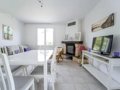 Télévision ou salle de divertissement dans l'établissement Appartement calme entre courant et océan, 4 personnes, terrasse - FR-1-50-189