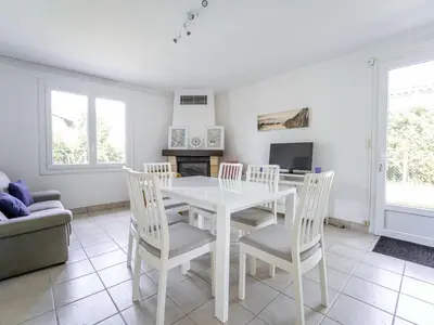 Télévision ou salle de divertissement dans l'établissement Appartement calme entre courant et océan, 4 personnes, terrasse - FR-1-50-189