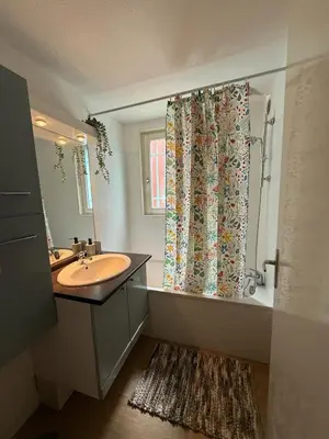 Salle de bains dans l'établissement T2 élégant plus piscine