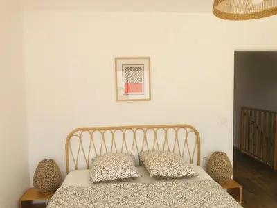 Un ou plusieurs lits dans un hébergement de l'établissement Maison familiale avec piscine proche plage