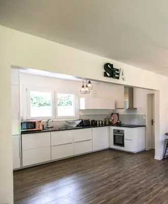 Cuisine ou kitchenette dans l'établissement Maison familiale avec piscine proche plage