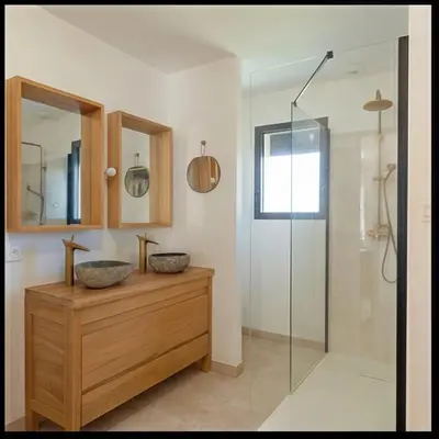 Salle de bains dans l'établissement Maison Calme Biscarosse avec Piscine - 10 min Plage