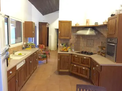 Cuisine ou kitchenette dans l'établissement Villa Temara à Soustons Plage , piscine , Golf, Lac Marin