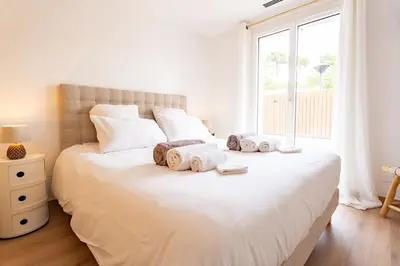 Un ou plusieurs lits dans un hébergement de l'établissement Villa Ravel à Capbreton, piscine et détente