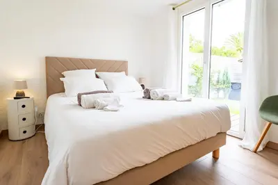 Un ou plusieurs lits dans un hébergement de l'établissement Villa Ravel à Capbreton, piscine et détente