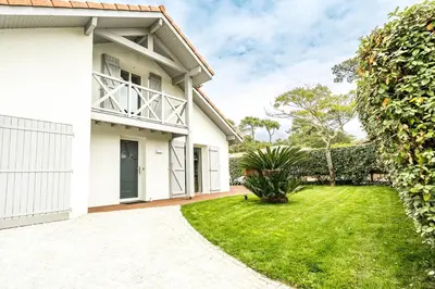 Jardin de l'établissement Villa Ravel à Capbreton, piscine et détente
