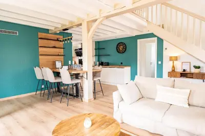 Cuisine ou kitchenette dans l'établissement Villa Ravel à Capbreton, piscine et détente