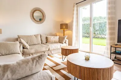 Coin salon dans l'établissement Villa Ravel à Capbreton, piscine et détente