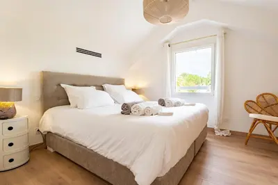 Un ou plusieurs lits dans un hébergement de l'établissement Villa Ravel à Capbreton, piscine et détente