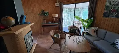Coin salon dans l'établissement Joli chalet exotique à Biscarrosse-Lac