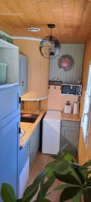 Cuisine ou kitchenette dans l'établissement Joli chalet exotique à Biscarrosse-Lac
