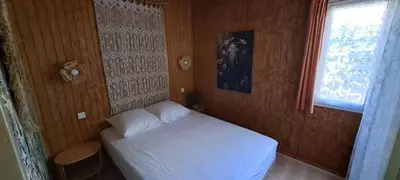 Un ou plusieurs lits dans un hébergement de l'établissement Joli chalet exotique à Biscarrosse-Lac