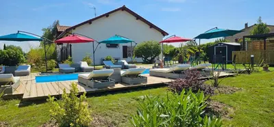 Piscine de l'établissement Abaca Colors ou située à proximité