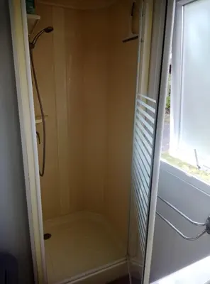 Salle de bains dans l'établissement La Plage 4 étoiles à MIMIZAN A20 2CH 1SDB 5 personnes