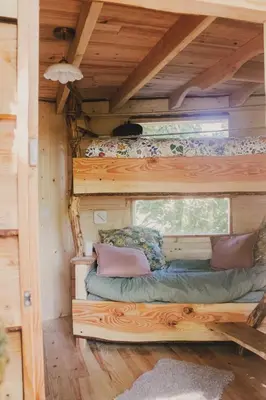 Coin salon dans l'établissement La Cabanoun, cabane perchée vue lac