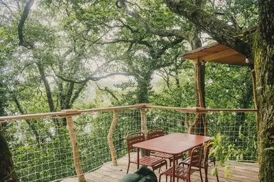 Balcon ou terrasse dans l'établissement La Cabanoun, cabane perchée vue lac