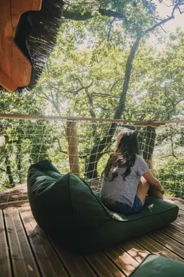 Clients de l'établissement La Cabanoun, cabane perchée vue lac