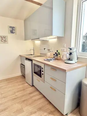 Cuisine ou kitchenette dans l'établissement Aux portes de la plage, entièrement rénovés, climatisation, wifi, Parking gratuit, linge de maison fournit, ménage en fin de séjour compris