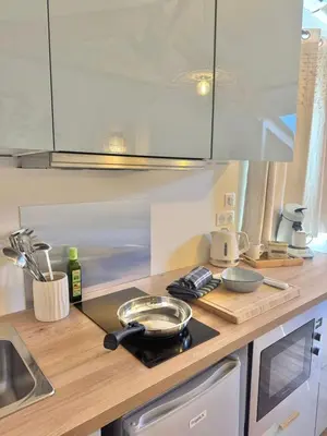 Cuisine ou kitchenette dans l'établissement Aux portes de la plage, entièrement rénovés, climatisation, wifi, Parking gratuit, linge de maison fournit, ménage en fin de séjour compris