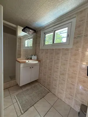Salle de bains dans l'établissement La Maison de la forêt et son jaccuzy