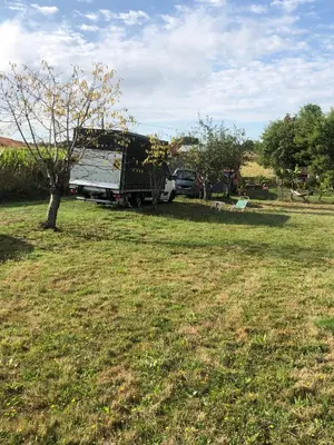 Jardin de l'établissement PARKING pour petit transporteur de passage, calme no stress assuré