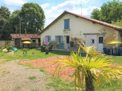 Jardin de l'établissement PARKING pour petit transporteur de passage, calme no stress assuré