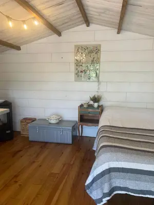 Un ou plusieurs lits dans un hébergement de l'établissement Cosy tinny house avec beignoire in the forest et toilette seche