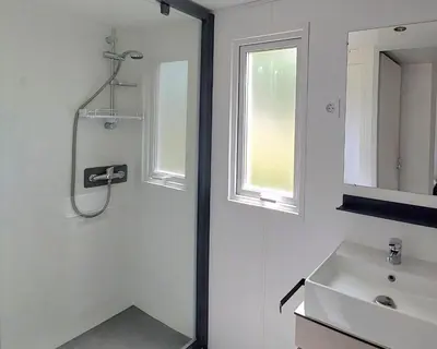 Salle de bains dans l'établissement La Plage 4 étoiles à MIMIZAN emplacement F65 2CH 2SDB 6 personnes