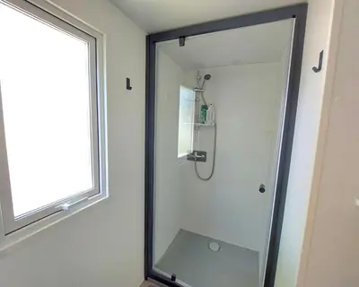 Salle de bains dans l'établissement La Plage 4 étoiles à MIMIZAN emplacement F65 2CH 2SDB 6 personnes