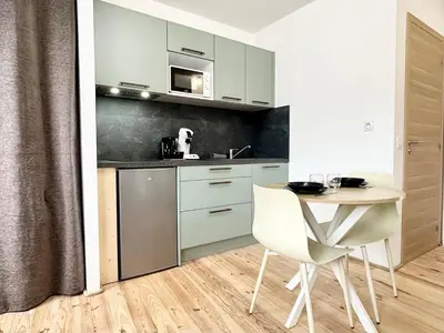 Cuisine ou kitchenette dans l'établissement La Scène de Molière - Neuf - Clim - Central - Fibre