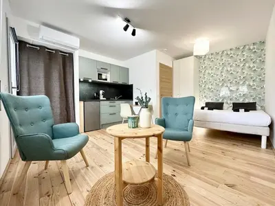 Cuisine ou kitchenette dans l'établissement La Scène de Molière - Neuf - Clim - Central - Fibre