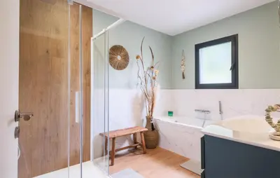 Salle de bains dans l'établissement Superbe Maison Avec Piscine