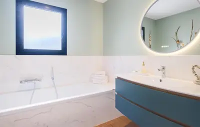 Salle de bains dans l'établissement Superbe Maison Avec Piscine