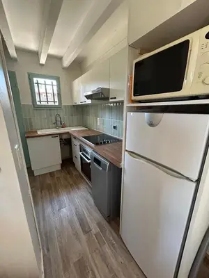Cuisine ou kitchenette dans l'établissement Maisonnette 4-5 pers - proche lac & Océan