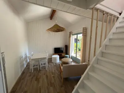 Télévision ou salle de divertissement dans l'établissement Maisonnette 4-5 pers - proche lac & Océan