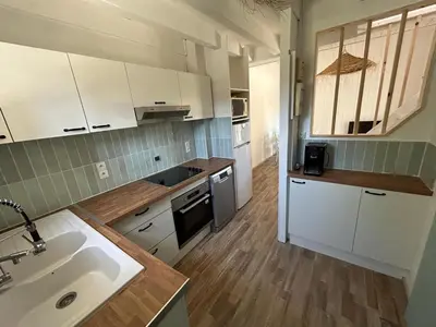 Cuisine ou kitchenette dans l'établissement Maisonnette 4-5 pers - proche lac & Océan