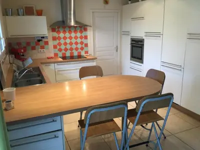 Cuisine ou kitchenette dans l'établissement Villa avec grand jardin pour 6 personnes proche lac et océan