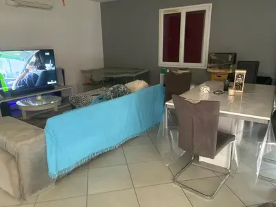 Télévision ou salle de divertissement dans l'établissement Maison partager