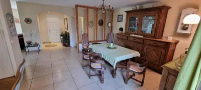 Coin salon dans l'établissement Villa avec grand jardin pour 6 personnes proche lac et océan