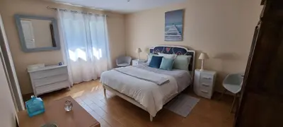 Un ou plusieurs lits dans un hébergement de l'établissement Villa avec grand jardin pour 6 personnes proche lac et océan