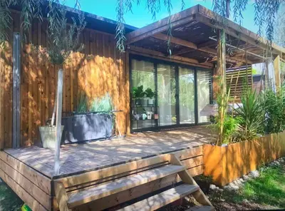 Jardin de l'établissement Chalet cozy dans Village au cœur des pins, parking gratuit