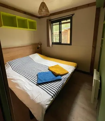 Un ou plusieurs lits dans un hébergement de l'établissement Chalet cozy dans Village au cœur des pins, parking gratuit