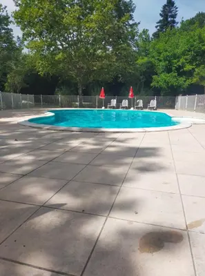 Piscine de l'établissement Chalet cozy dans Village au cœur des pins, parking gratuit ou située à proximité